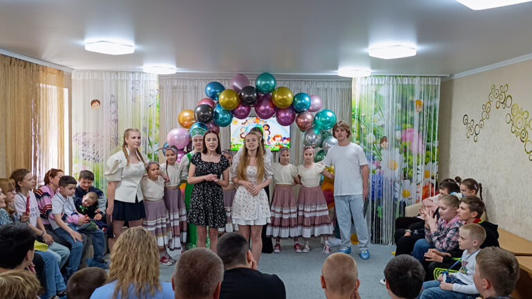 🎈 Луга-Нова и БлагоДарите поздравили подопечных Центра реабилитации детей-инвалидов «Возрождение» в Луганске